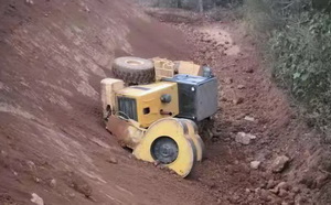 沖擊壓路機事故